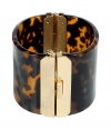 Stylish bangle from hot New York designer Marc Jacobs - In elegant tortoise - Fine, gold-colored hinged clasp (fits on either arm) - Crazy decorative and dressy - A mega glamorous color accent for fall - Wide shape - A super highlight piece for day and evening - An easy instant upgrade - goes with a sexy top, business suit, equestrienne look as well as a cocktail dress