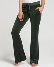 Rendered in plush terry, these Juicy Couture pants celebrate your relaxed style sensibility with an effortless bootcut silhouette.