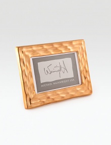 A timeless yet functional work of art fit for your most treasured photo, crafted in fine porcelain with a 24k gold glaze. Accommodates a 4 X 6 photograph Made in USA A timeless yet functional work of art fit for your most treasured photo, crafted in fine porcelain with a 24k gold glaze. Accommodates a 4 X 6 photograph Made in USA