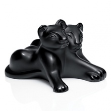 Lalique invites you to the African world to celebrate the birth of the Tambwee lion cubs. Still clumsy and mischievous, these 2 young cubs will some day rule the lions land.Fashioned in black crystal, the Tambwee cubs huddle against each other. These crystal cubs are the symbol of fraternity. Lalique invites you to the African world to celebrate the birth of the Tambwee lion cubs. Still clumsy and mischievous, these 2 young cubs will some day rule the lions land.Fashioned in black crystal, the Tambwee cubs huddle against each other. These crystal cubs are the symbol of fraternity.