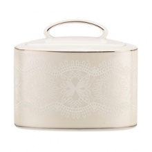 Laced with vintage elegance, the Chapel Hill sugar bowl features a modern silhouette and prim doily pattern with platinum trim. Fine bone china from kate spade new york ensures a head-turning table setting for dinner parties, holidays and more.