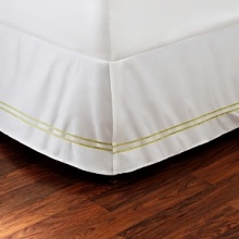 The bedskirt features a split-corner pleat, embellished with a green trim all around. Jacquard with embroidery and grosgrain ribbon. The bedskirt features a split-corner pleat, embellished with a green trim all around. Jacquard with embroidery and grosgrain ribbon.
