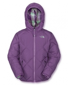 A reversible down jacket with hood, one side plaid and the other solid for two distinct sporty looks. A reversible down jacket with hood, one side plaid and the other solid for two distinct sporty looks.