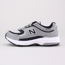 NB presents the kids' edition of the classic New Balance 2000! Crafted in leather and mesh and comfortable enough for all-day play, this shoe will be popular with the whole family. NB presents the kids' edition of the classic New Balance 2000! Crafted in leather and mesh and comfortable enough for all-day play, this shoe will be popular with the whole family.
