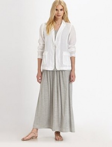 Lightweight and perfectly tailored, this linen jacket features a classic notched collar and convenient button front.Notched collarLong sleevesButton frontPatch pocketsAbout 28 from shoulder to hemLinenMachine washImported Model shown is 5'10 (177cm) wearing US size Small. 