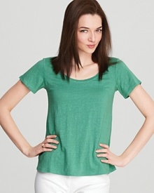 Cut from breezy linen and drenched in a bold emerald hue, this Eileen Fisher tee lends a pop of color to your everyday essentials.