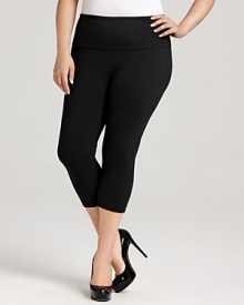 This Lyssé Leggings look flaunts a signature control top and a flirtatious capri length for a flattering silhouette.