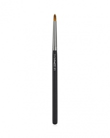 An extra-fine tipped synthetic fibre brush that delivers an exact, definite, even stroke when lining the eyes. Perfect with any formula! An extra-fine tipped synthetic fibre brush that delivers an exact, definite, even stroke when lining the eyes. Perfect with any formula!