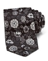 Woven in a luxurious silk jacquard, this subdued floral pattern adds to depth to your professional wardrobe.
