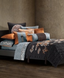 Adorned with a crackle pattern in a jacquard weave with vivid copper color, this sham from Natori complements the Japanese-inspired patterns of the Bushido bedding collection.