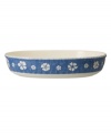 Vintage charm meets modern durability in this Farmhouse Touch serving bowl, featuring fresh white blooms on cornflower-blue porcelain from Villeroy & Boch.