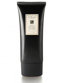 Rich and sumptuous formula conditions skin while providing effective environmental protection. A mint of pomelo and cassis leaves skin deliciously scented. 3.4 oz. 