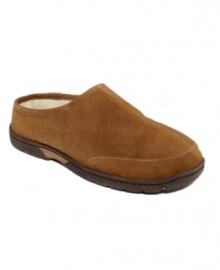 Soothe your soles with these incredibly cozy Rockport slippers featuring an advanced design to cool and comfort. Soothe your soles with these incredibly cozy Rockport slippers featuring an advanced design to cool and comfort.