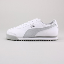 The classic design of this kids' sneaker sports a few modern details for a look that will never get tired. The classic design of this kids' sneaker sports a few modern details for a look that will never get tired.