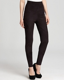 Sleek and slim, these high-waist Robert Rodriguez leggings reveal your leggy silhouette with their sophisticated cut, touting pristine tailoring.