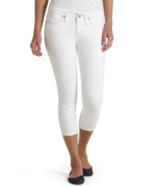 Jeggings get lifted in this cropped rendition of trend-right, super slim denim from Levi's! Jeggings get lifted in this cropped rendition of trend-right, super slim denim from Levi's!