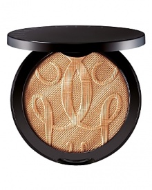 Metallic radiant powder and sun catcher for face and body. A powder enriched with gold mother-of-pearl that captures and reflects light for a golden, luminous finish. Textured to mimic the sun's rays, Terracotta Sun in the City is available in one universal shade to highlight and warm up all skin tones. Metallic radiant powder and sun catcher for face and body. A powder enriched with gold mother-of-pearl that captures and reflects light for a golden, luminous finish. Textured to mimic the sun's rays, Terracotta Sun in the City is available in one universal shade to highlight and warm up all skin tones.