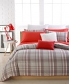 This Lacoste Luxembourg comforter set pairs soft-hued plaid patterns with vibrant pops of color, resulting in a polished, preppy finish. Piped edges add sporty style to the ensemble.