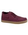 Get fresh from head to toe in the sleek tonal design of these modern chukka-style men's sneakers from Nike.