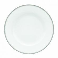 Silver Aster is an updated platinum banded pattern, with an iconic feathering detail. The pattern is a perfect blend of Wedgwood heritage and a contemporary design.