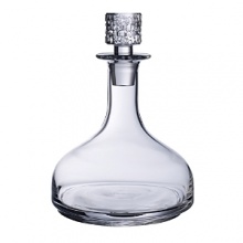 A unique textured stopper and classic silhouette combine in eye-catching style to Villeroy & Boch's Urban Nature decanter. A unique textured stopper and classic silhouette combine in eye-catching style to Villeroy & Boch's Urban Nature decanter.