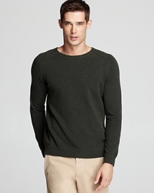 Super soft, this essential crewneck sweater feels as good as it looks. A reliable option every day of the week, from Vince.