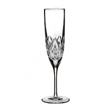 Boasting a tapered silhouette and elongated stem, the intricate Brodey pattern adorning this Waterford champagne glass adds dazzling opulence to your table.