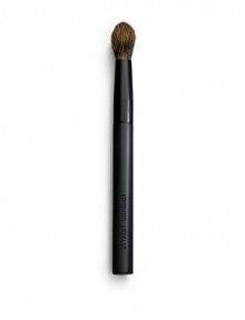 Crafted to apply just the right amount of color to the eyelids, the luxurious large eye contour brush makes blending and highlighting a breeze. Its soft bristles gently dress lids in a smooth wash of color. Crafted to apply just the right amount of color to the eyelids, the luxurious large eye contour brush makes blending and highlighting a breeze. Its soft bristles gently dress lids in a smooth wash of color.