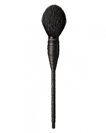 PINCEAU ARTISANAL KABUKIPINCEAU ITAModern concept and function unite with traditional Japanese culture, creating unique and versatile brush designs. Featuring super black goat hair known for its softness and strength, Kabuki Artisan brushes are designed for a variety of uses including color application, blending, contouring and highlighting. PINCEAU ARTISANAL KABUKIPINCEAU ITAModern concept and function unite with traditional Japanese culture, creating unique and versatile brush designs. Featuring super black goat hair known for its softness and strength, Kabuki Artisan brushes are designed for a variety of uses including color application, blending, contouring and highlighting.