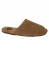 Get out of bed and treat your feet with your comfort companions, these L.B. Evans slippers for men. With its indoor/outdoor sole, this pair of men's house shoes is ideal for a variety of tasks, but mainly lounging in sublime bliss.