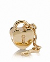 This classic PANDORA charm features a heart-shaped lock and dangling key, adding eye-catching movement to your bracelet.