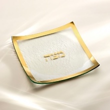 Textured glass with a gold border and the word matza in Hebrew make an elegant statement in this Passover serving plate. Textured glass with a gold border and the word matza in Hebrew make an elegant statement in this Passover serving plate.