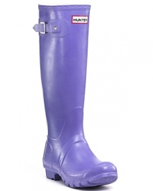 Hunter original rubber rain boots have the legendary Hunter fit and comfort and are perfect for a rainy day. Hunter original rubber rain boots have the legendary Hunter fit and comfort and are perfect for a rainy day.