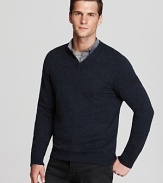 Handsome as ever, the classic V-neck in uncommonly soft cashmere ensures a powerful presentation that expresses style and refinement. Combine with a button-down and luxe silk tie for a dynamic ensemble.