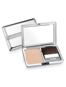 Luxurious Light-Reflecting Illuminaton. Provides a soft, subtle glow in a silky smooth formula rich in skin pampering, nourishing protectors. Envelops skin in a veil of luminosity with a skin perfecting, light-diffusing polymer. One universal shade complements most skin tones. Luxurious Light-Reflecting Illuminaton. Provides a soft, subtle glow in a silky smooth formula rich in skin pampering, nourishing protectors. Envelops skin in a veil of luminosity with a skin perfecting, light-diffusing polymer. One universal shade complements most skin tones.