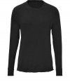 An everyday basic packed with wearing possibilities, Rag & Bones black cotton long sleeve tee is a must for layered looks - Round neckline, long sleeves - Slim fit - Wear under pullovers with jeans and suede lace-ups