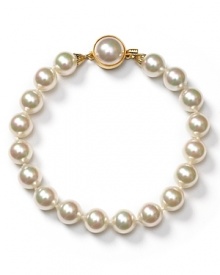 This pearl bracelet looks super chic with everything - sport it with jeans and tees, dresses and work suits.