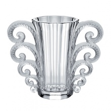 In 2010, to celebrate the 150th anniversary of René Lalique's birth in 1860, LALIQUE created the Hommage à René Lalique collection. In this collection, Lalique re-examines and reinterprets iconic glass creations of Rene Lalique. The Beauvais vase, created in 1931, is reissued in clear crystal. The manufacturing process truly requires the technical expertise of more than 10 glass masters. It is particularly difficult to shape the openwork crystal volutes and decorate both sides of the parison. To obtain the contrast of satin-finished and shiny crystal, characteristic of Lalique, the glass masters, as sculptors of light, detailed by hand each detail of the vase. The beauty of the artist-craftsman's motions serves his search for excellence. In 2010, to celebrate the 150th anniversary of René Lalique's birth in 1860, LALIQUE created the Hommage à René Lalique collection. In this collection, Lalique re-examines and reinterprets iconic glass creations of Rene Lalique. The Beauvais vase, created in 1931, is reissued in clear crystal. The manufacturing process truly requires the technical expertise of more than 10 glass masters. It is particularly difficult to shape the openwork crystal volutes and decorate both sides of the parison. To obtain the contrast of satin-finished and shiny crystal, characteristic of Lalique, the glass masters, as sculptors of light, detailed by hand each detail of the vase. The beauty of the artist-craftsman's motions serves his search for excellence.