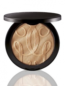 Metallic radiant powder and sun catcher for face and body. A powder enriched with gold mother-of-pearl that captures and reflects light for a golden, luminous finish. Textured to mimic the sun's rays, Terracotta Sun in the City is available in one universal shade to highlight and warm up all skin tones. Metallic radiant powder and sun catcher for face and body. A powder enriched with gold mother-of-pearl that captures and reflects light for a golden, luminous finish. Textured to mimic the sun's rays, Terracotta Sun in the City is available in one universal shade to highlight and warm up all skin tones.