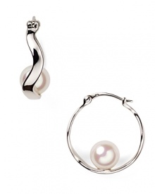 Add effortless elegance to your accessorizing mantra with this pair of silver and pearl hoop earrings from Majorica. In a just-right size with delicate detailing, this pair epitomizes easy chic.