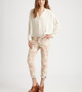 Pretty florals highlight rail-straight denim, finished with just a hint of stretch and a sophisticated crop.THE FITSlim fitRise, about 8Inseam, about 27THE DETAILSZip flyFive-pocket style92% cotton/7% polyester/1% spandexMachine washMade in USA of imported fabricModel shown is 5'10 (178cm) wearing US size 4.