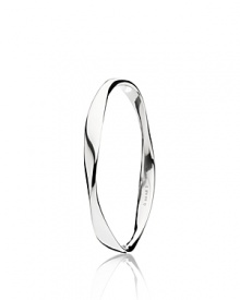 Subtle contours and liquid lines add an organic element to PANDORA's sterling silver bangle.