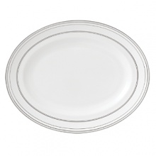 Sparkling platinum and mica accent this decidedly contemporary Vera Wang platter, lending a look that's fresh and dimensional.