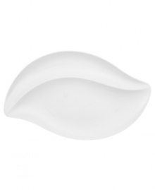 Fresh modern. Sheer white china in leaf form inspires naturally harmonious dining. A soft fluidity and radiant glaze give this gently divided serving platter quiet elegance and lasting appeal. A beautiful way to serve two delicacies at once. From Villeroy & Boch's collection of serveware and serving dishes. Fresh modern. Sheer white china in leaf form inspires naturally harmonious dining. A soft fluidity and radiant glaze give this gently divided serving platter quiet elegance and lasting appeal. A beautiful way to serve two delicacies at once. From Villeroy & Boch's collection of serveware and serving dishes.