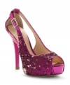 Every woman can dress in satin and lace with the enchanting Guess Hondola pumps and their cute cutout details, flirty peep toe and sexy high heel.