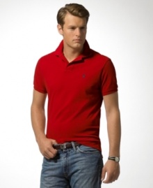 Short-sleeved polo shirt cut for a trim, modern fit with a shorter hem and higher armholes than the classic. Short-sleeved polo shirt cut for a trim, modern fit with a shorter hem and higher armholes than the classic.