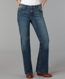 Tommy Hilfiger offers a classic pair of jeans in a refreshingly relaxed cut with this pair. A medium wash and bootcut leg makes them a great match with anything from tees to sweaters!