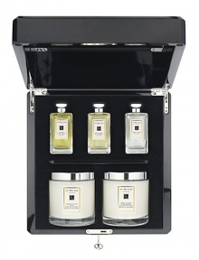 An exquisite limited edition lacquered chest, housing a trio of tempting Tea Fragrance colognes. Accompanied by a pair of Tea Deluxe Candles. This season's ultimate indulgence. An exquisite limited edition lacquered chest, housing a trio of tempting Tea Fragrance colognes. Accompanied by a pair of Tea Deluxe Candles. This season's ultimate indulgence.
