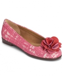 A pretty floral accent provides a feminine flourish to the Beccentric round-toe flats by Aerosoles. A pretty floral accent provides a feminine flourish to the Beccentric round-toe flats by Aerosoles.
