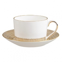 Vera Wang, in collaboration with Wedgwood, has designed a tableware collection full of understated elegance and classic beauty that embraces the ultra chic, sophisticated style that Vera is known for. Gilded Weave takes its inspiration from the Greek and Neo-classical accents used in Vera Wangs Spring 2008 Bridal Collection. The gold and platinum mixed motifs invoke themes of nature and spring with graceful and subtle flourishes. This collection is designed to stand-alone or to mix and match. Vera Wang, in collaboration with Wedgwood, has designed a tableware collection full of understated elegance and classic beauty that embraces the ultra chic, sophisticated style that Vera is known for. Gilded Weave takes its inspiration from the Greek and Neo-classical accents used in Vera Wangs Spring 2008 Bridal Collection. The gold and platinum mixed motifs invoke themes of nature and spring with graceful and subtle flourishes. This collection is designed to stand-alone or to mix and match.